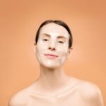 femme appliquant un soin hydratant sur son visage au naturel