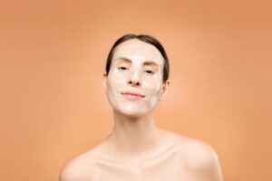 femme appliquant un soin hydratant sur son visage au naturel