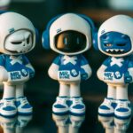 Figurines Labubu colorées en vinyle exposées sur une étagère de collection