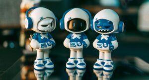 Figurines Labubu colorées en vinyle exposées sur une étagère de collection