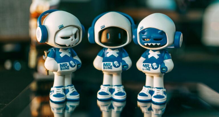 Figurines Labubu colorées en vinyle exposées sur une étagère de collection