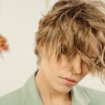 Femme aux cheveux mi-longs dégradés coiffés avec légèreté en salon de coiffure