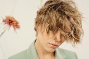 Femme aux cheveux mi-longs dégradés coiffés avec légèreté en salon de coiffure