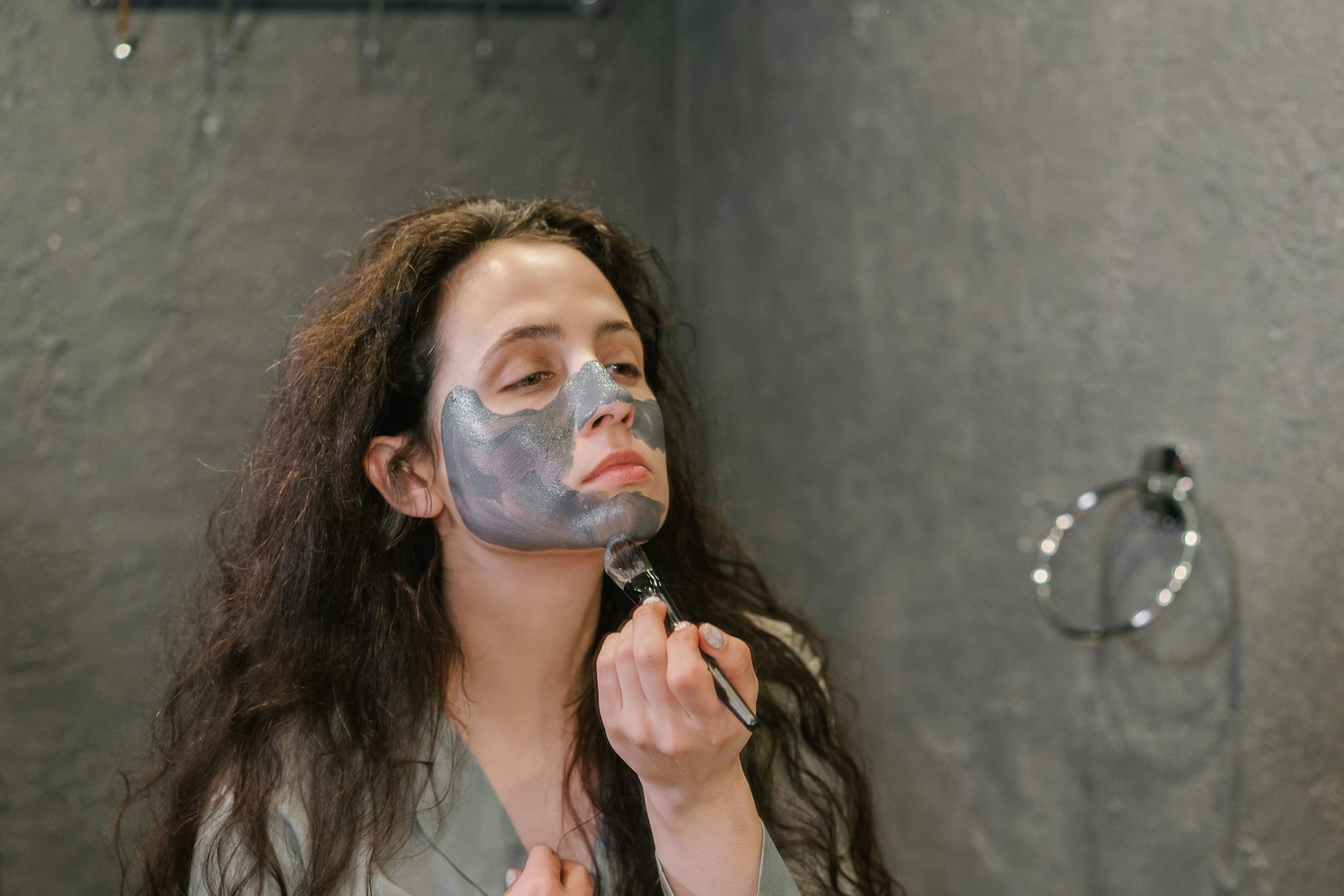 femme appliquant un masque hydratant blanc sur son visage, rituel beauté