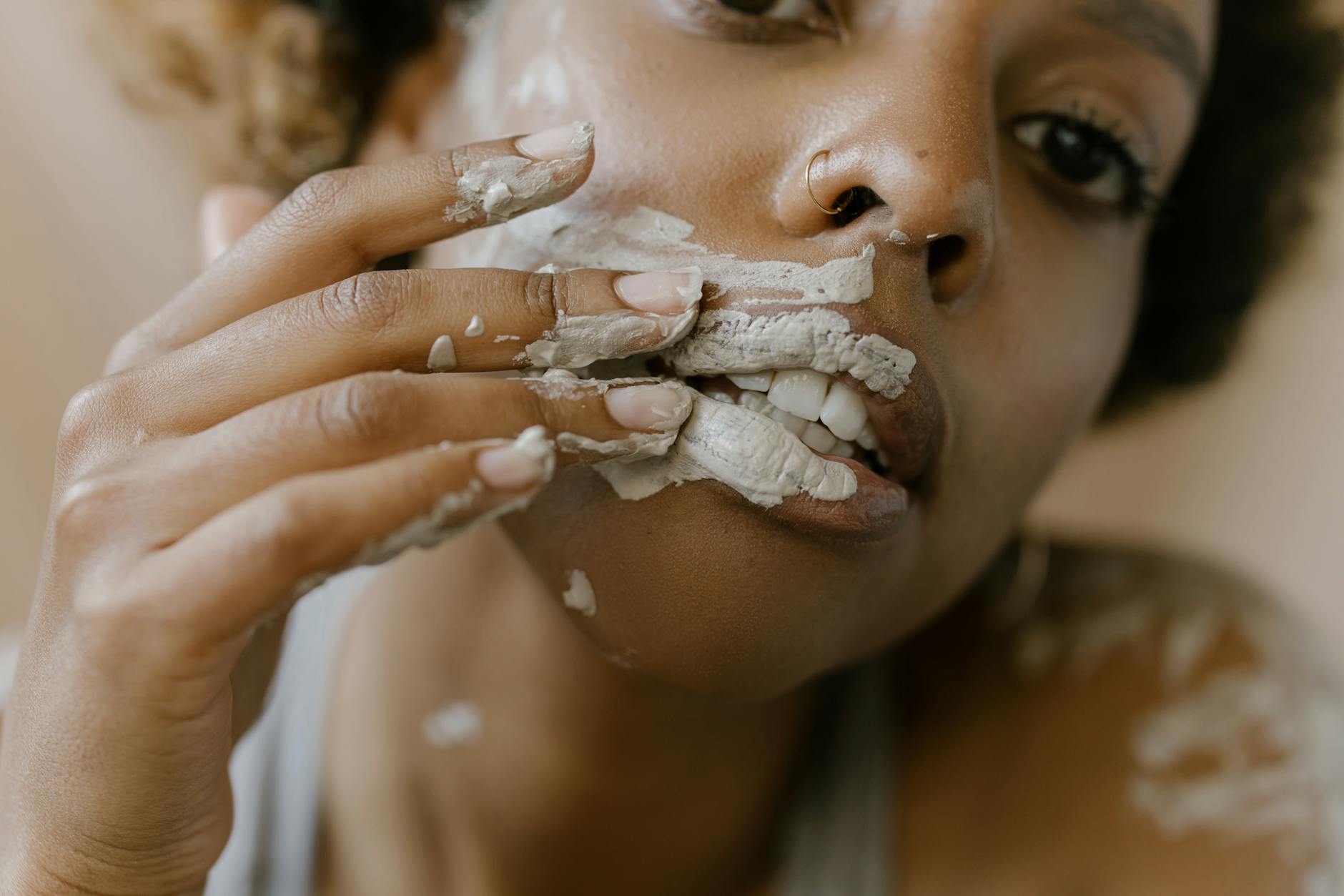 Femme appliquant un masque purifiant à l'argile sur son visage propre