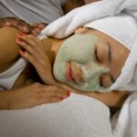 Deux femmes allongées côte à côte lors d'un soin visage en spa parisien