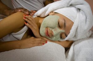 Deux femmes allongées côte à côte lors d'un soin visage en spa parisien