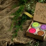 Coffret cadeau bio posé sur une table en bois avec fleurs séchées et cosmétiques naturels