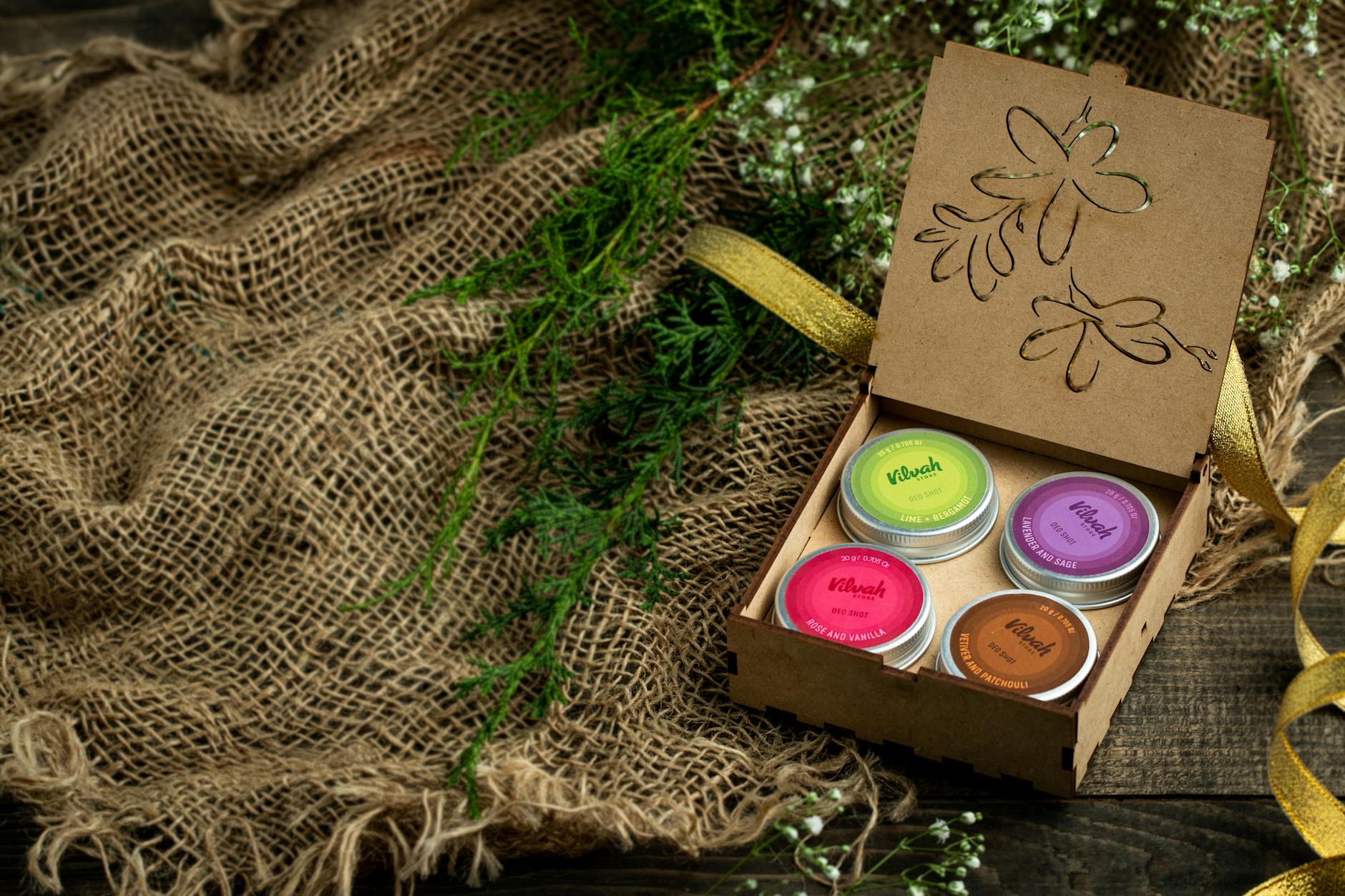 Coffret cadeau bio posé sur une table en bois avec fleurs séchées et cosmétiques naturels