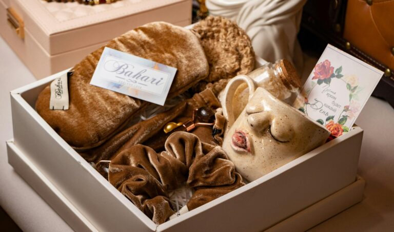 coffret beauté femme élégant posé sur une table avec fleurs et rubans dorés