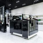 Rayons colorés d'un magasin de produits de beauté avec cosmétiques et soins