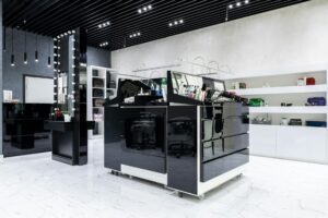 Rayons colorés d'un magasin de produits de beauté avec cosmétiques et soins