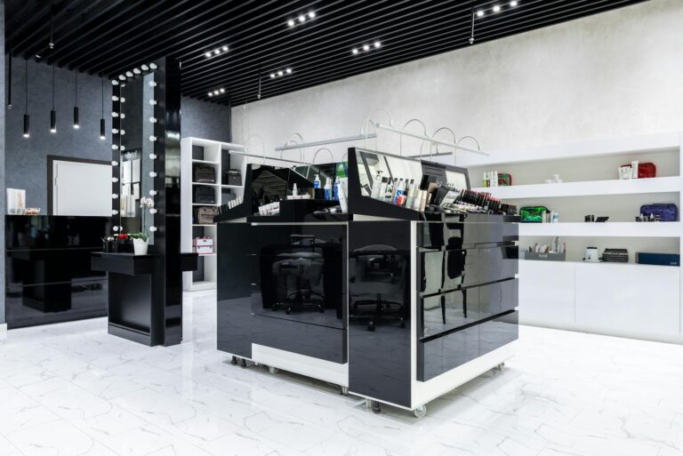 Rayons colorés d'un magasin de produits de beauté avec cosmétiques et soins