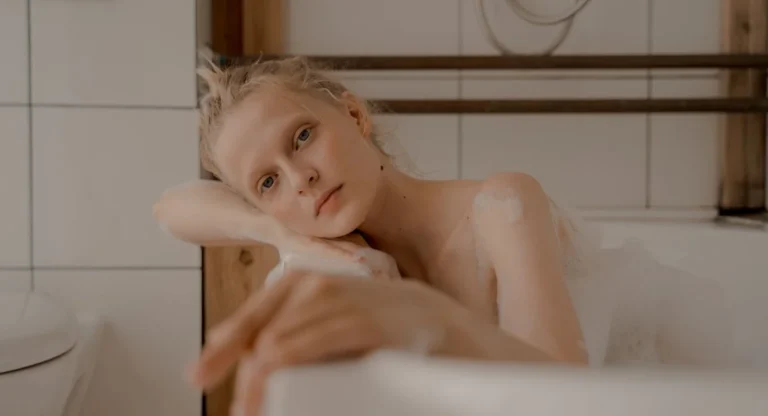 Femme aux cheveux bleus regardant son reflet dans le miroir