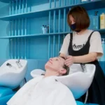 Femme aux cheveux mouillés utilisant un shampoing naturel