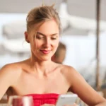 Femme testant une application de teinte de fond de teint