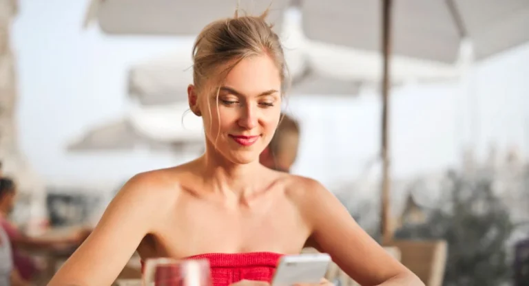 Femme testant une application de teinte de fond de teint