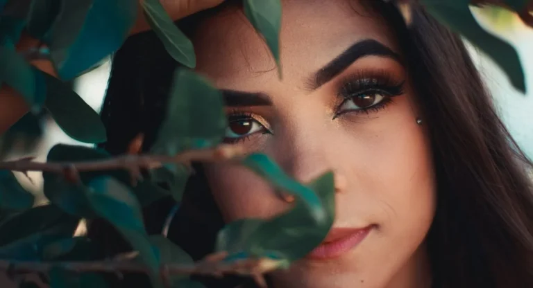 Gros plan maquillage cuivre et prune sur yeux marrons