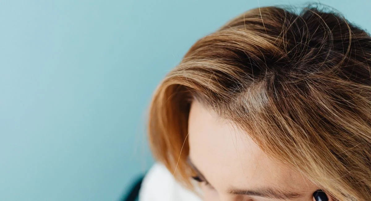 Illustration, coloration qui s'estompe en 6 à 8 shampoing bleu