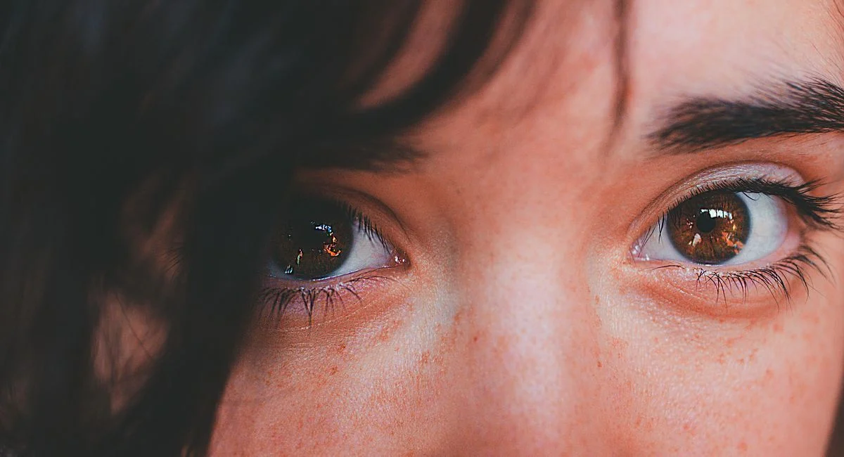 Illustration, maquillage yeux marrons