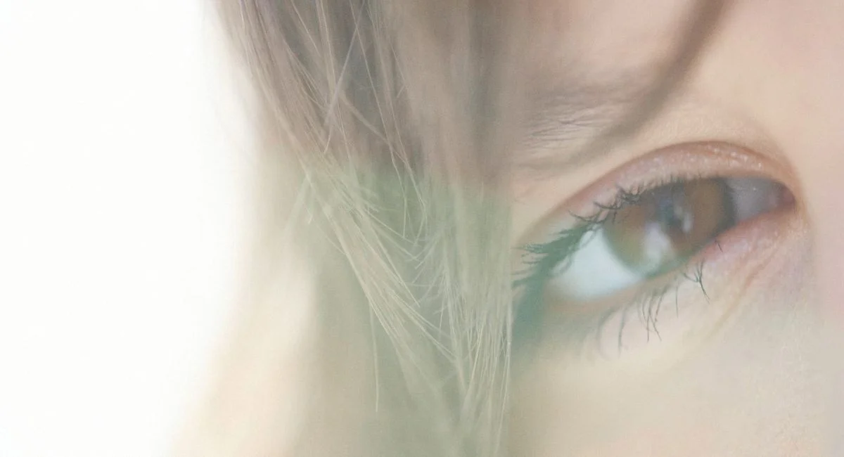 Illustration, maquillage yeux marrons